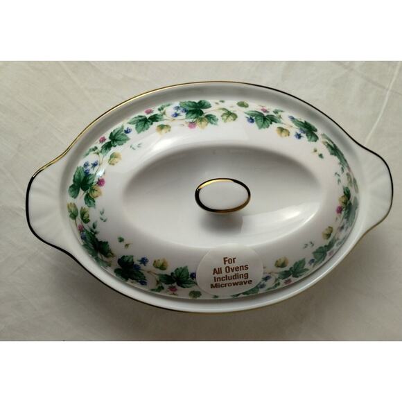 Andrea by Sadek Casserole Dish with Lid - Green Ivy Berries Gold Trim - Vineyard - Picture 2 of 8